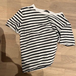 T-shirt - Jättefin randig t-shirt från zara som är perfekt för sommaren🤍🤍🤍