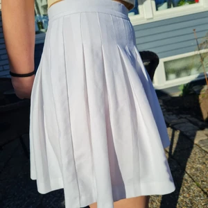 Tenniskjol - Vit tennis kjol från pull & bear! Säljer för 175kr +50 kr frakt!