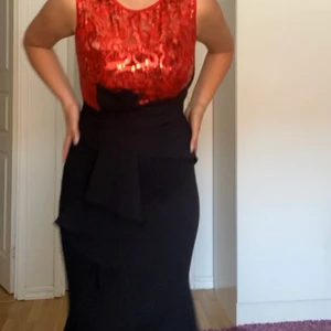 Balklänning mermaid / lång klänning  - Jätte fin balklänning som jag köpte förra året och använde en gång. Har lite öppen rygg där bak också och sitter jätte fint. Är stretchig och formar sig efter kroppen. Skulle säga att den passar S/M, mindre L också. Är 168 och jag hade den med klack