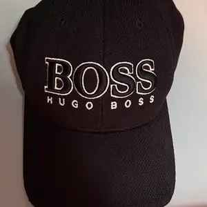En Hugo Boss keps som ny inte använd så mycke.