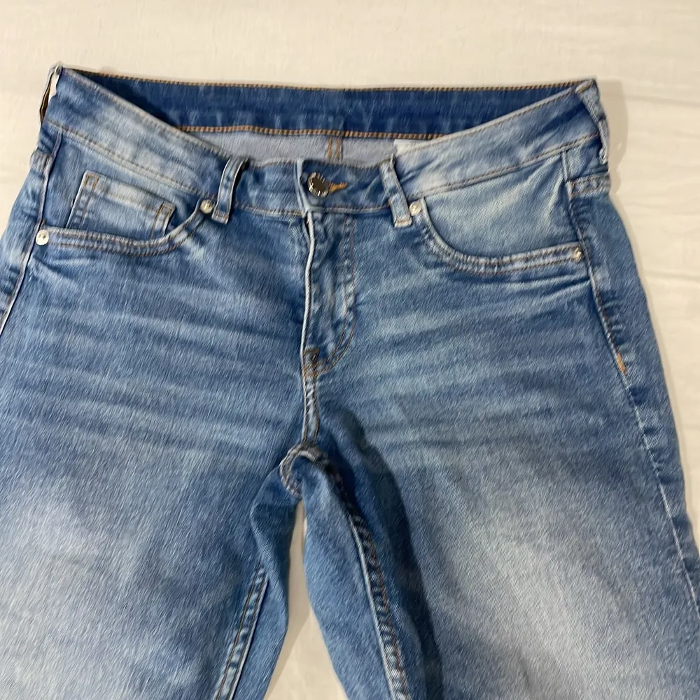 Blåa lågmidjade jeans från h&m. Strl 38. Säljer gråa likadana i min profil.. Jeans & Byxor.