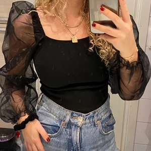 Oranganza topp - Topp med fin detalj där ärmarna är Oraganza!