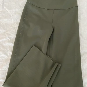 Culotte pants  - Gröna byxor från HM. Fint skick och fint material. Låg midja 