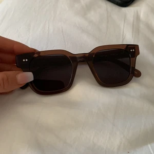 CHIMI 004 i färgen CHOCO - Superfina solglajjor i superskick! Knappt använda då jag har andra solglasögon som passar mig och min huvudform bättre! ☀️ Kan mötas upp i jönköping, eller skicka! 