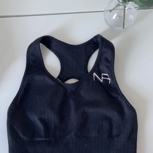 NA träningstopp - Träningstopp från NA. Jättesnygg och bra passform! 