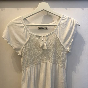 Vit tröja - En vit tröja som jag inte använder för att de är spets vid brösten därför så ser man igenom men det finns säkert någon där ute som skulle vilja ha den så jag säljer den nu (skriv för fler bilder)💐🎂