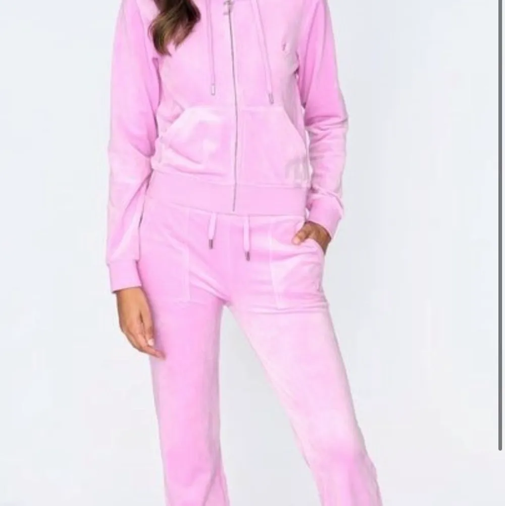 OBS KOFTAN ÄR SÅLD ENDAST BYXORNA KVAR!!! Ett par rosa juicy couture byxor som är så fina!! Det står juicy på baksidan. Byxorna har även fickor med dragkedja!!! För fler bilder skriv privat❤️ storlek S men passar även M och XS/XXS!. Toppar.