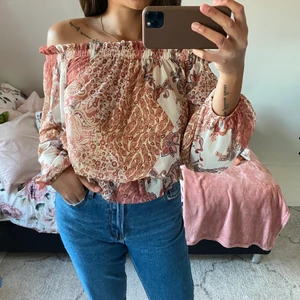 Blus off shoulder - Somrig off shoulder blus, använd fåtal gånger 🤍