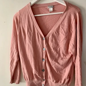 Rosa kofta - En söt rosa kofta i normalt begagnat skick. Stolek small/s. 