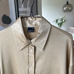 Champagne-färgad skjorta - En lyxig skjorta som tyvärr aldrig har kommit till användning. Den är från Gina Tricot i storlek 38. Materialet är lite ”silkigt” som ni ser på bilderna och eftersom skjortan aldrig är använd är kvalitén som ny! 💘🤩