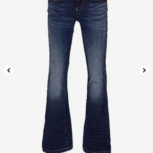Jag söker bootcut jeans, sånna som ni ser uppe på bilden. Kontakta mig om ni vill sälja för ett lämpligt pris ❤️