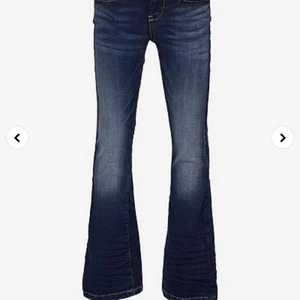 SÖKER BOOTCUT JEANS FÖR BRA PRIS - Jag söker bootcut jeans, sånna som ni ser uppe på bilden. Kontakta mig om ni vill sälja för ett lämpligt pris ❤️