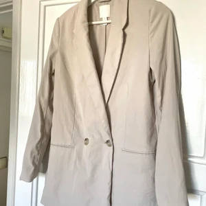 Beige kavaj - Beige kavaj från hm. Använd en gång. Strl xs men stor i storlek. 