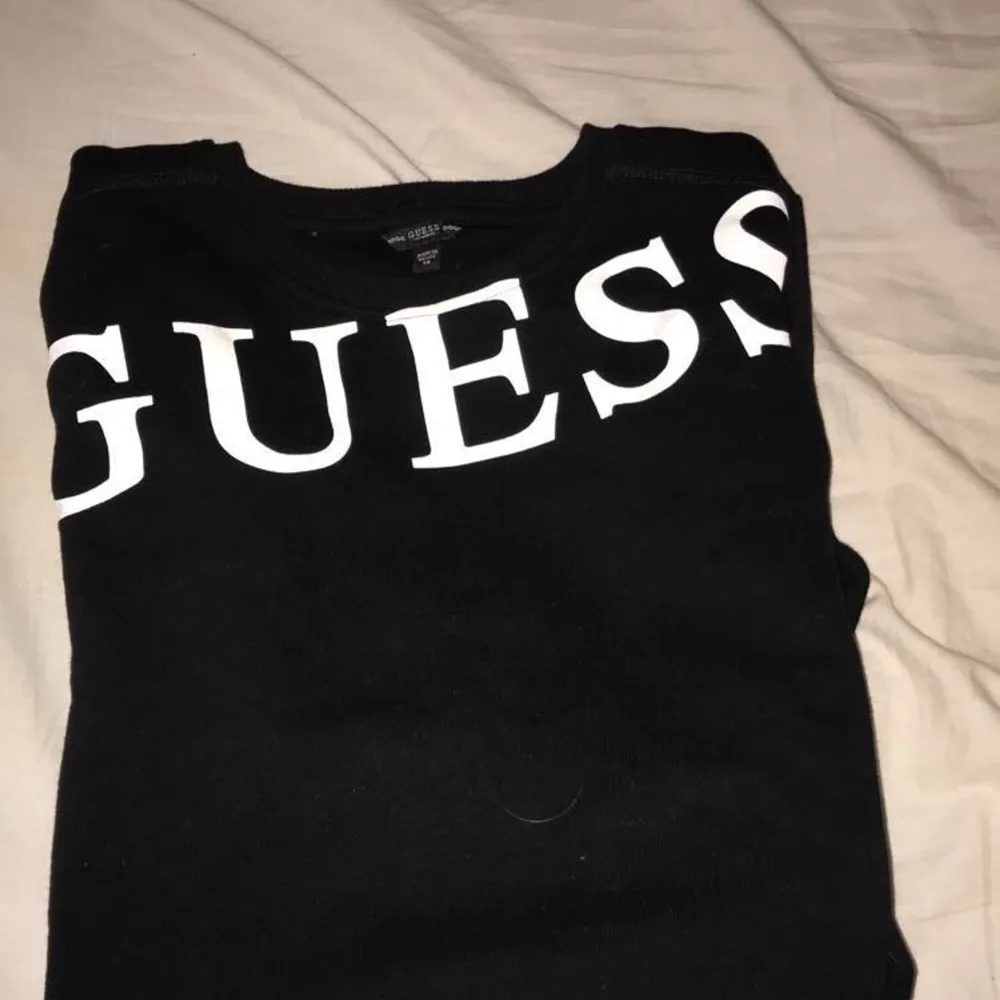 Tröja från guess, sweatshirt material. Storlek xs. Kvitto finns. Knappt använd💓. Tröjor & Koftor.