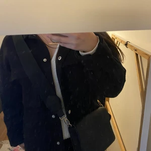 Väska - En simpel men fin väska med tjock axelband som man kan ta av. Får plats med mycket och den är i perfekt storlek. Bra skick