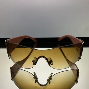 Coola trendies solglasögon  - Vintage, väldigt bra skick då glasögonens glas är inte plast utan brun tonat glas men bogar som har metal waves på sidorna. PS dem är dock väldigt små, storlek s (skriv för mer info eller bilder)