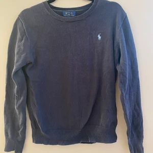 Marin blå Ralph Lauren tröja - Använd men fint skick! Skriv vid frågor