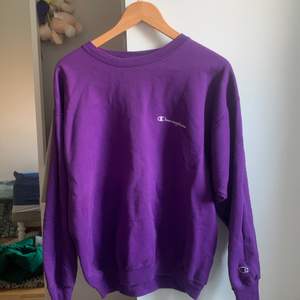 En lila champion sweatshirt i storleken L, lite knottrig annars bra skick.