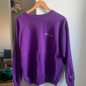 Champion sweatshirt L  - En lila champion sweatshirt i storleken L, lite knottrig annars bra skick.