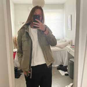 Grön vårjacka - Superfin grön vårjacka från Odd Molly som tyvärr inte kommer till användning på grund av för mycket jackor. Storlek XS men skulle säga att den är som en S. Är helt i nyskick och nypris är 2500kr😊