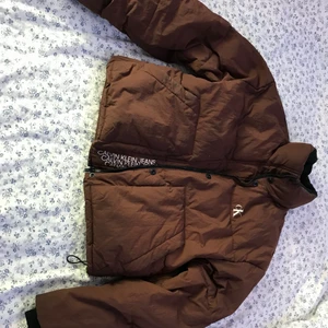 Calvin Klein jacka  - En helt ny Calvin Klein jacka som är oanvänd, köpte men sen ångrade jag , den är bara testad. Köpt för 2 500kr men säljer för 1 300kr