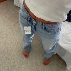Zara mid Rise jeans - Säljer dessa blåa mid Rise jeans i storlek 34.