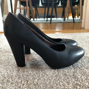 Högklackade skor strl 39 - Svarta högklackade skor, klacken är 10 cm.