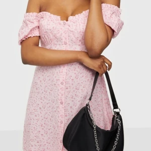 Ljusrosa klänning - Ljusrosa blommig klänning med knappar framtill