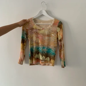 Långärmad tröja med spets  - En långärmad tröja med en gullig spetts vid uringningen setter åt kring midjan och är i super skick då jag aldrig använt denna tröja. 