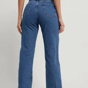 Köpt från Zalando men dom är ifrån NA-KD - Mycket bra skick. Använda ganska många gånger. Dom är medelhöga i modjad. Köpt från Zalando men märke NA-KD. Storlek 34. Dom är ganska korta i modellen om man är lång. Färg blå. Nypris 425kr.