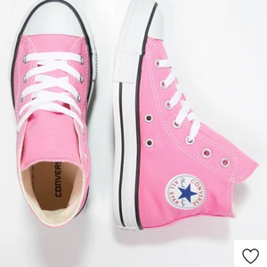 Höga rosa converse  - Superfina rosa höga converse💘 bra skick fast finns tecken på användning. Kom privat för fler bilder! Storlek 37 men skulle säga att de passar en 38 också.