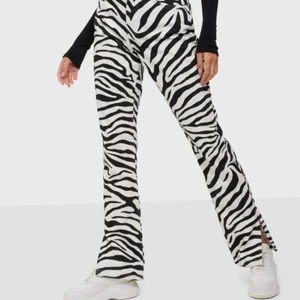 Zebra byxor  - Säljer mina ursnygga zebrabrallor!!! Så coola till en stickad tröja eller en skjorta ❤️👍🏼👍🏼
