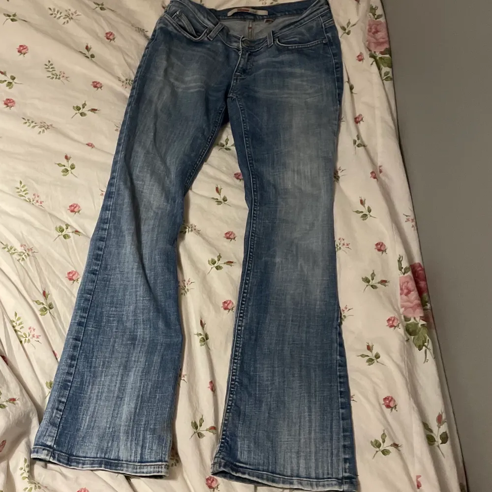 lågmidjade jeans köpta på second hand, är i bra skick och använda fåtal gånger :). Jeans & Byxor.