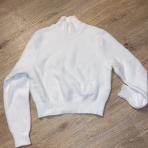 Vit långärmad tröja  - Vit i typ stickat material, sticks inte när du har på dig den. ¡Den är bara använd 1 gång¡ den är väldigt liten k stolek,💕