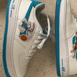 Nike Air Force 1 - Nike AF1 Lola & Bugs Bunny. Använda 1 gång. Strl 38