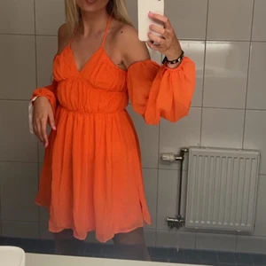 Orange klänning - Säljer denna sommarklänningen! Storlek 36! Använd 1 gång, säljer för 250kr!