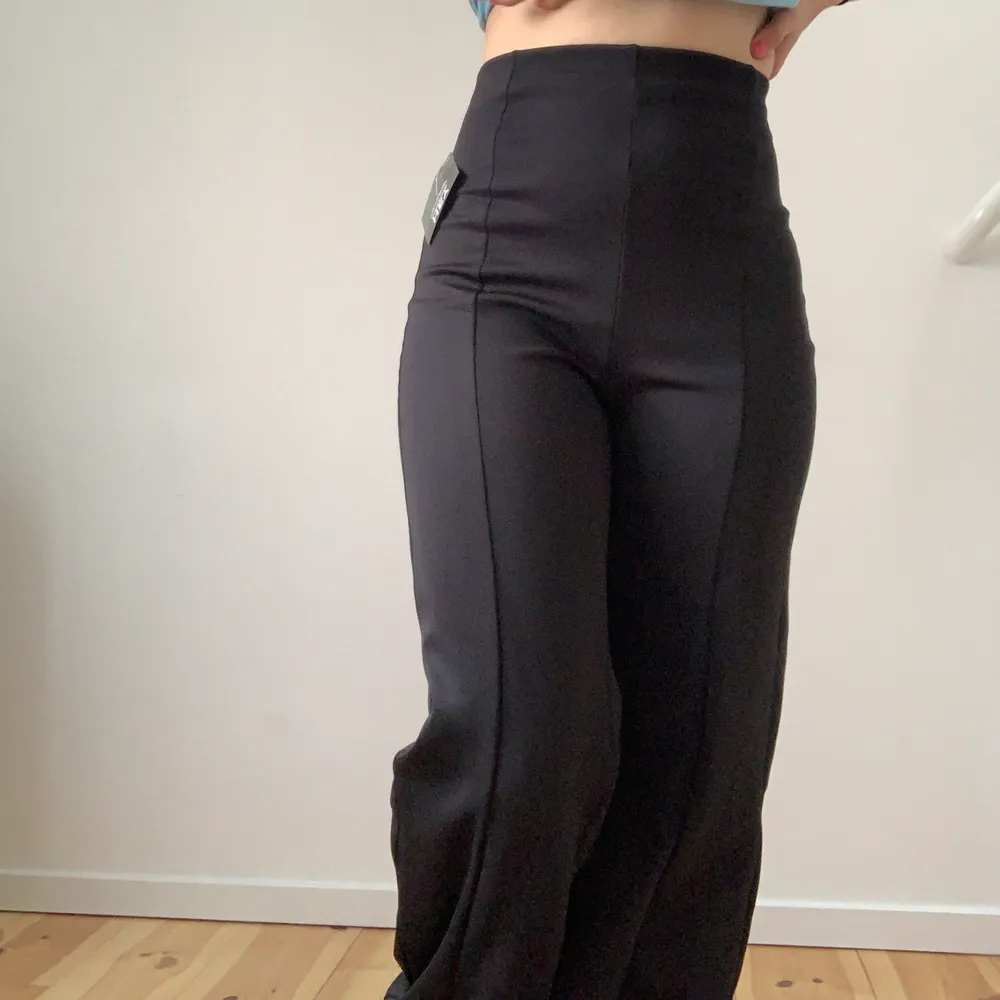 Jättesköna svarta byxor från Nelly, aldrig använda så lappen är kvar🥰  storlek XS! Lite tjockare material. Jeans & Byxor.