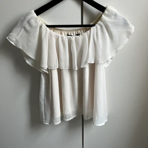 Topp - Fin offshoulder topp! Lite åt det kortare hållet men heller inte som en croptop. Inte använd så mycket så den är hel och i bra skick! Köparen står för frakt, pris kan diskuteras.