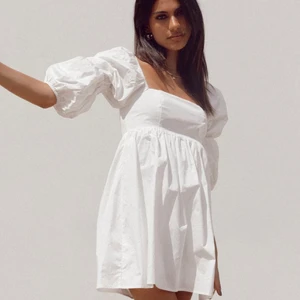 Vit klänning - Superfin klänning från Princess Polly. Perfekt till studenten!! Helt ny och aldrig använd. Storlek 2 skulle säga att det är en xs/s.💕💕