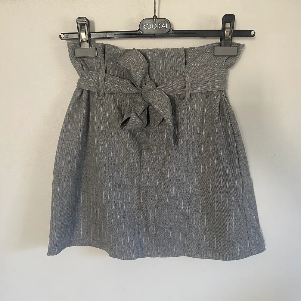 Superfin grå kjol från berska som tyvärr inte kommer till användning längre. Skärpet runt midjan går att ta bort🌸🌸. Kjolar.