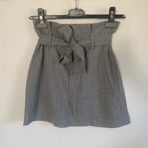 Superfin grå kjol från berska som tyvärr inte kommer till användning längre. Skärpet runt midjan går att ta bort🌸🌸
