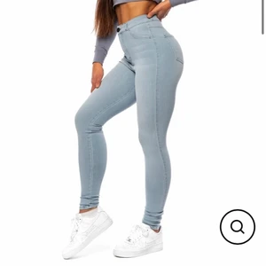 Fitjeans - Oanvända från FITJEANS! Har tre olika färger. Arctic blue, bleach blue och light blue. Nypris 1400kr. Superstretchiga, storlek xs passar även s.  ⭐️kolla på deras instagram, där finns tusentals bilder på hur dom ser ut/vilken färg/storlek!!⭐️