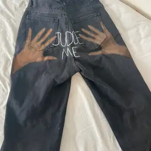 Jeans med egenmålat tryck av händer på , jätte coola de är lite färg spill på framsidan som man bara kan tvätta bort :) 