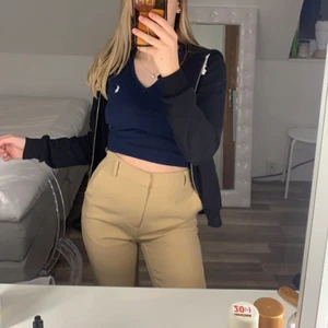 Beigea Kostymbyxor  - Säljer dessa snygga beigea kostymbyxorna från Gina tricot i storlek Xs. Dem har inte kommit till nån användning alls