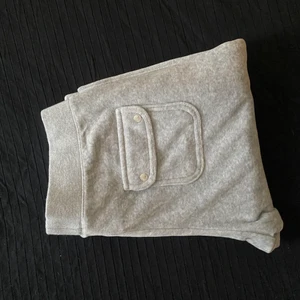 juicy couture byxor -                        💕BYXORNA FINNS KVAR💕                              Jag säljer nu mina juicy couture byxor som jag knappt använt. kanten runt snöret är löst från de yttre tyget, annars inga märken eller skador☺️ pris går att diskutera vid en snabb affär