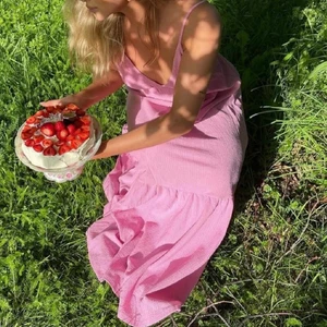 Sommarklänning  - Intressekontroll på min super fina sommarklänning från Gina, endast använd 1 gång och är därmed i superbra skick. Första bilden är lånad, bara att skriva för fler bilder.  