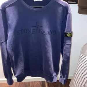 ÄKTA STONEISLAND - Använd ca 15ggr. köpt för 1900kr på NK för ca två år sedan, mitt pris 949kr (pris kan diskuteras) storlek 14 år-170cm