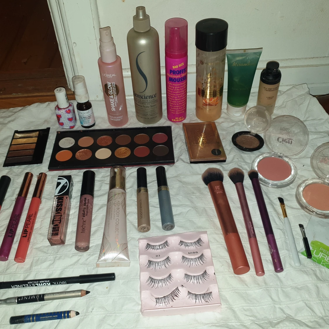 Massor av Smink, hårvård mm mm