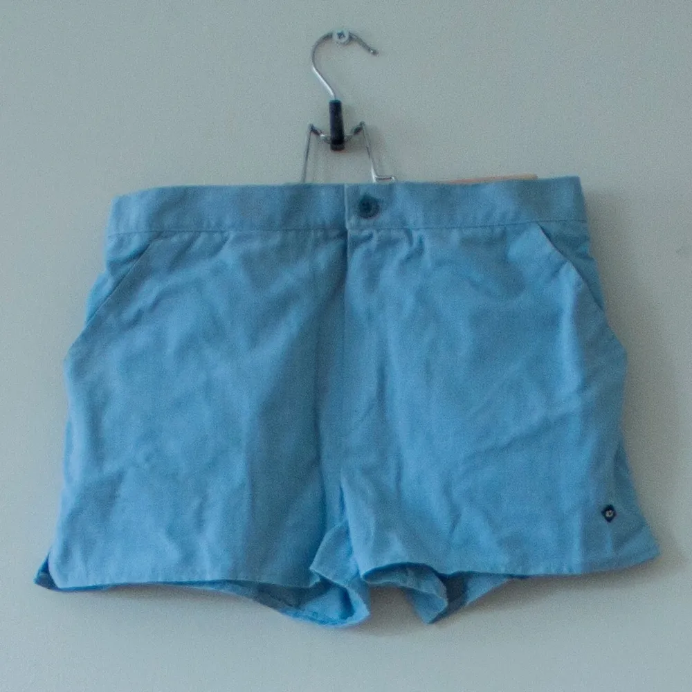 Blåa shorts, märke: Melka stl 6, midja 37 cm (resår i midjan), 30 cm långa. Shorts.