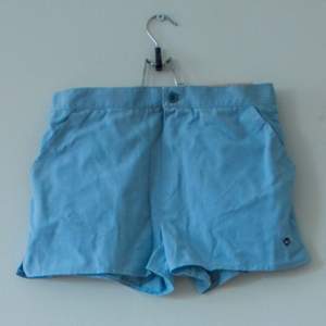 Blåa shorts, märke: Melka stl 6, midja 37 cm (resår i midjan), 30 cm långa